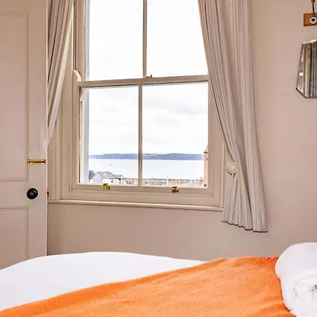 Harbour View House * Scarborough